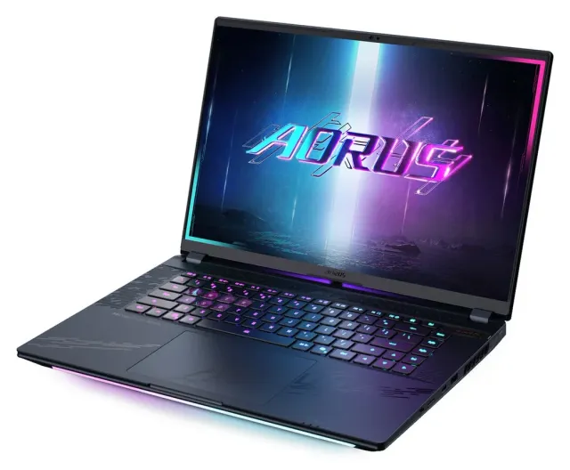 Gigabyte AORUS MASTER 16 — RTX 5070 Ti, OLED 240 Hz, vista 3