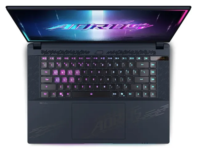 Gigabyte AORUS MASTER 16 — RTX 5070 Ti, OLED 240 Hz, vista 4