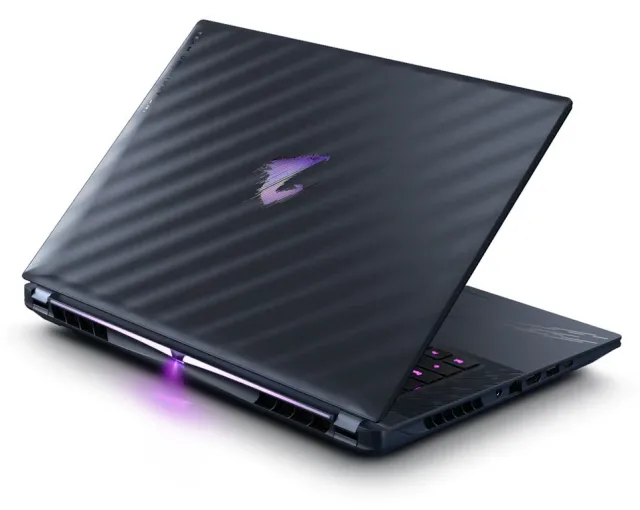 Gigabyte AORUS MASTER 16 — RTX 5070 Ti, OLED 240 Hz, vista 5