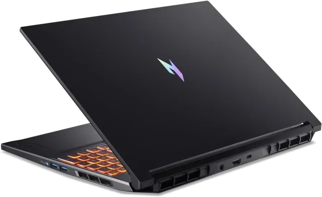 Acer Nitro V 16 — RTX 5070, 180 Hz, vista 6